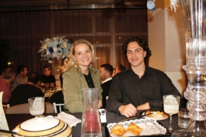 Moniek en Nadir aan tafel