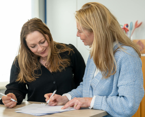 Vakgebieden: Azra en Carolien overleggen