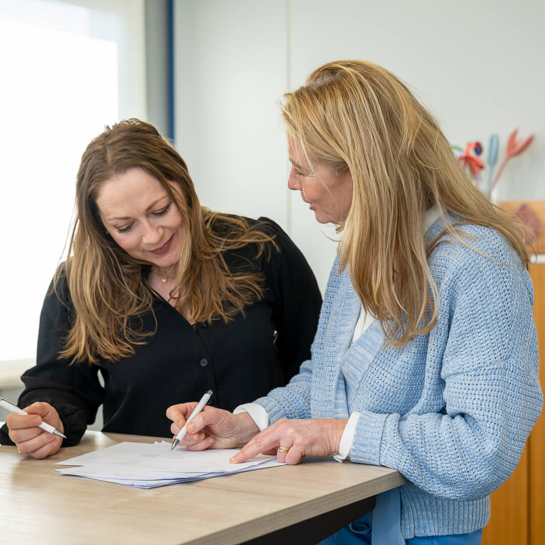 Vakgebieden: Azra en Carolien overleggen